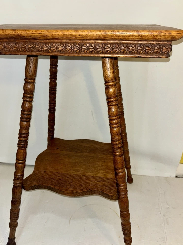 Lámpara victoriana tallada a mano roble tigre aserrado en cuartos bobina patas torneadas 2 niveles Foto 3 de 4