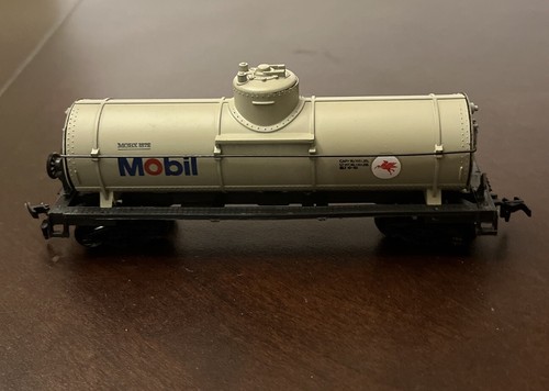 Life-Like Ho Scale Mobil Single Dome Tank Car, Railroad MOBX 1372 Locomotive - Picture 7 of 14