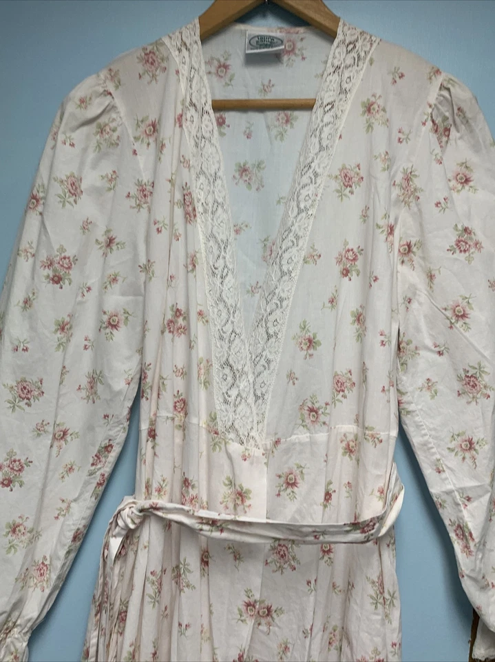 Bata larga envolvente floral Laura Ashley Gran Bretaña con cinturón talla S encaje cottagecore Foto 3 de 4
