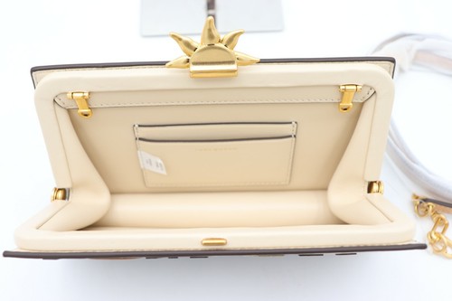 Nuevo con etiquetas Bolso bandolera de cuero Tory Burch Love Is Universal marco mini bolso bandolera $598 - Imagen 5 de 6