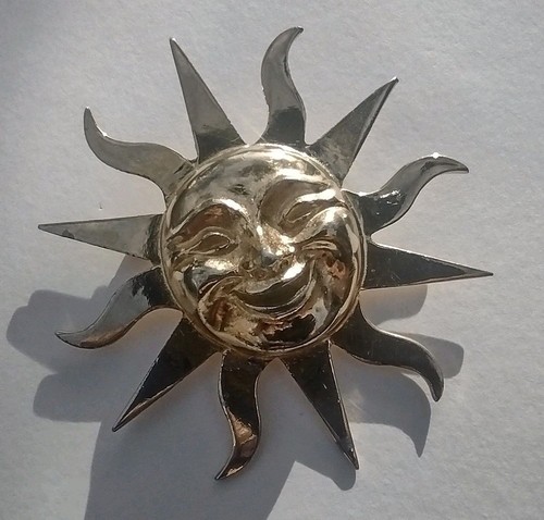 Golden Smiling Sun Solar Brooch Vintage Celestial Jewelry Marked Alva Studios - Picture 2 of 8