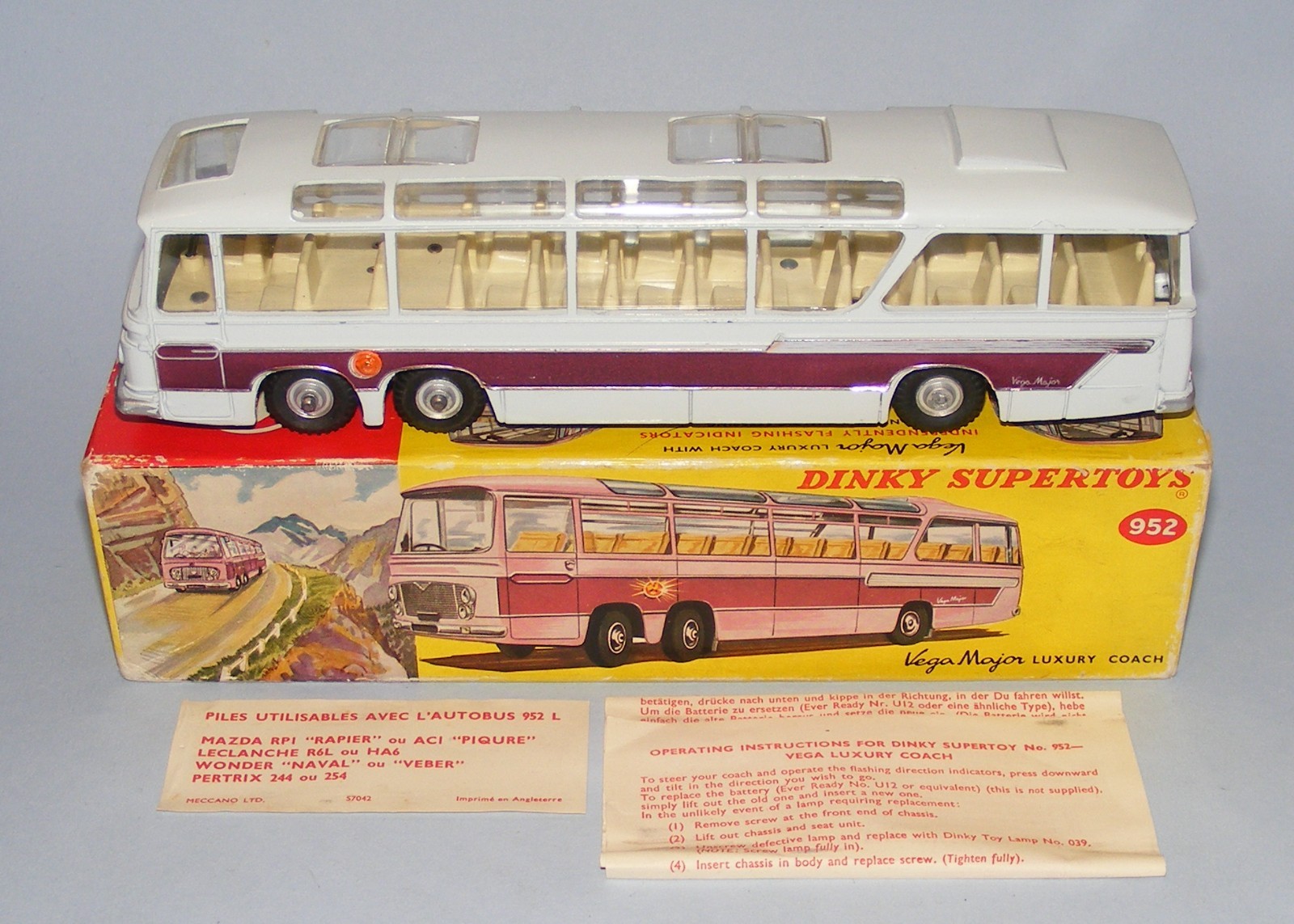 Dinky 952, Vega Major Luxury Coach - Free Price Guide & Review
