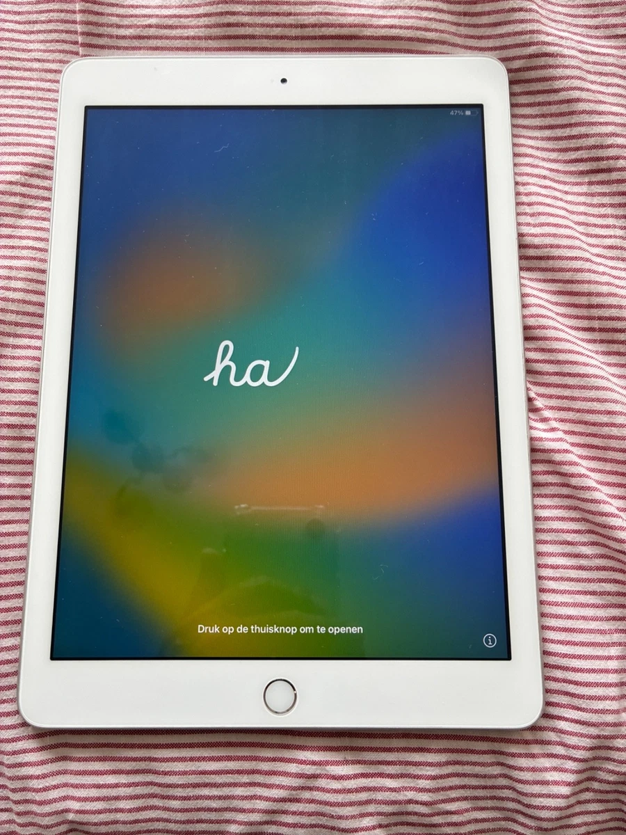 Apple iPad (5th Generation) Wi-Fi 32 GB Tablets & eReaders for