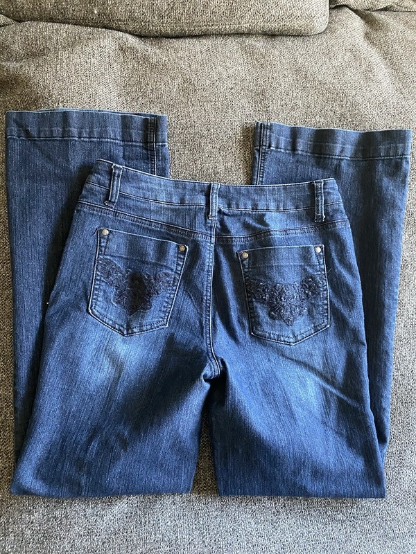 Womens Sz. 8 SONOMA " Modern Trouser" Denim Blue Jeans w/Decorative Back Pockets