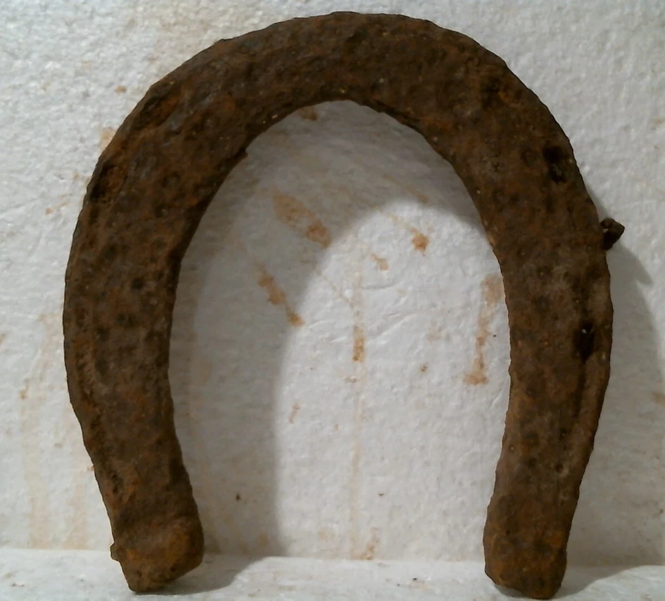 Two Antique Iron Horse Shoes Virginia Farm Battlefield Possibly Civil War a-img-3