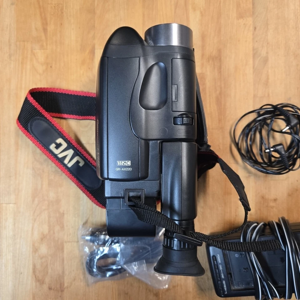 JVC GR-AX220U VHS-C Camcorder Tested  - Image 3 of 4