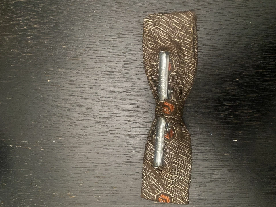 Pajarita vintage con clip patrón hexagonal marrón Foto 3 de 4