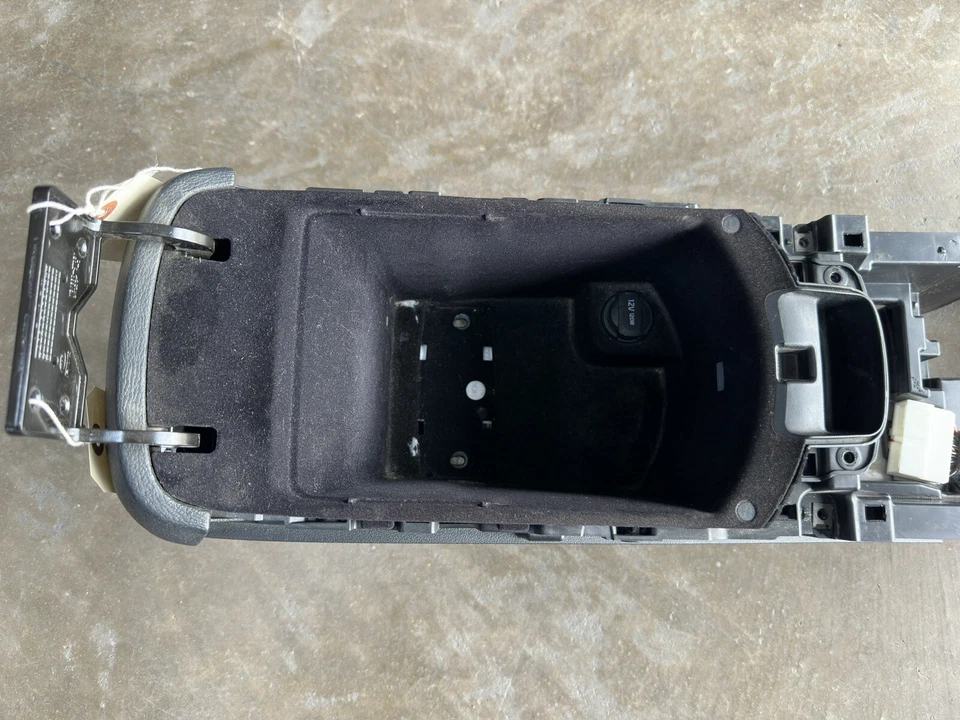 Carcasa marco consola central KIA K900 2015-2017 OEM Foto 3 de 4
