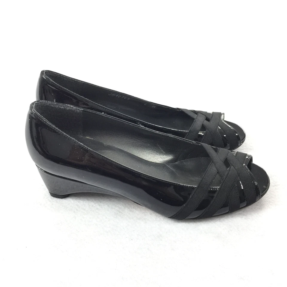 Tacones de cuña bajos de charol Stuart Weitzman talla 6 M negros punta abierta deslizables Foto 4 de 4