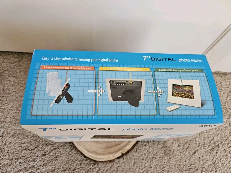 NEW BOXED 7in Digital Photo Frame 32mb storage Old 2000s Great working condition - Image 2 of 4