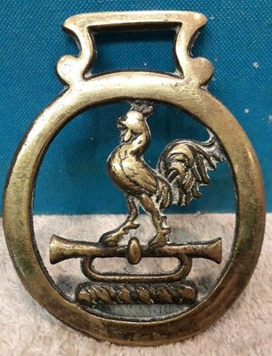 Vintage Messingguss Pferd Messing Medaillon Hahn auf einem Bugle N°82