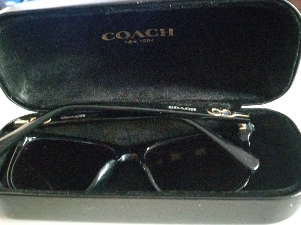 Gafas de sol Coach Blakely, negras con herrajes dorados. Foto 3 de 3