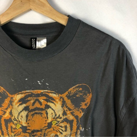 H&M Divided Dark Gray Tiger Boxy Cropped T-Shirt XS | eBay