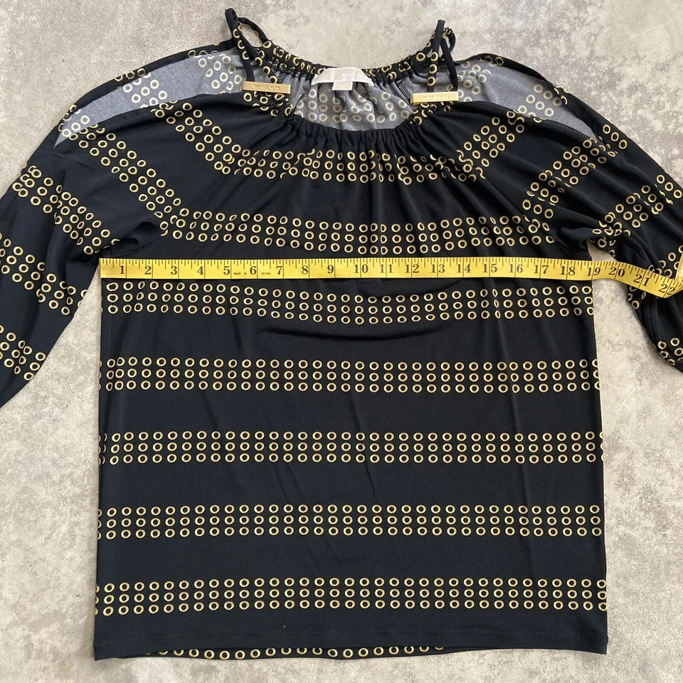 Blusa Michael Kors para mujer talla mediana hombro frío negra dorada logotipo herrajes Foto 4 de 4
