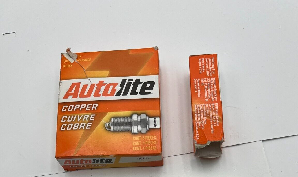 2 Boxes of 4 Autolite Resistor Spark Plug 3924 Copper 1 X 1 X 3.375