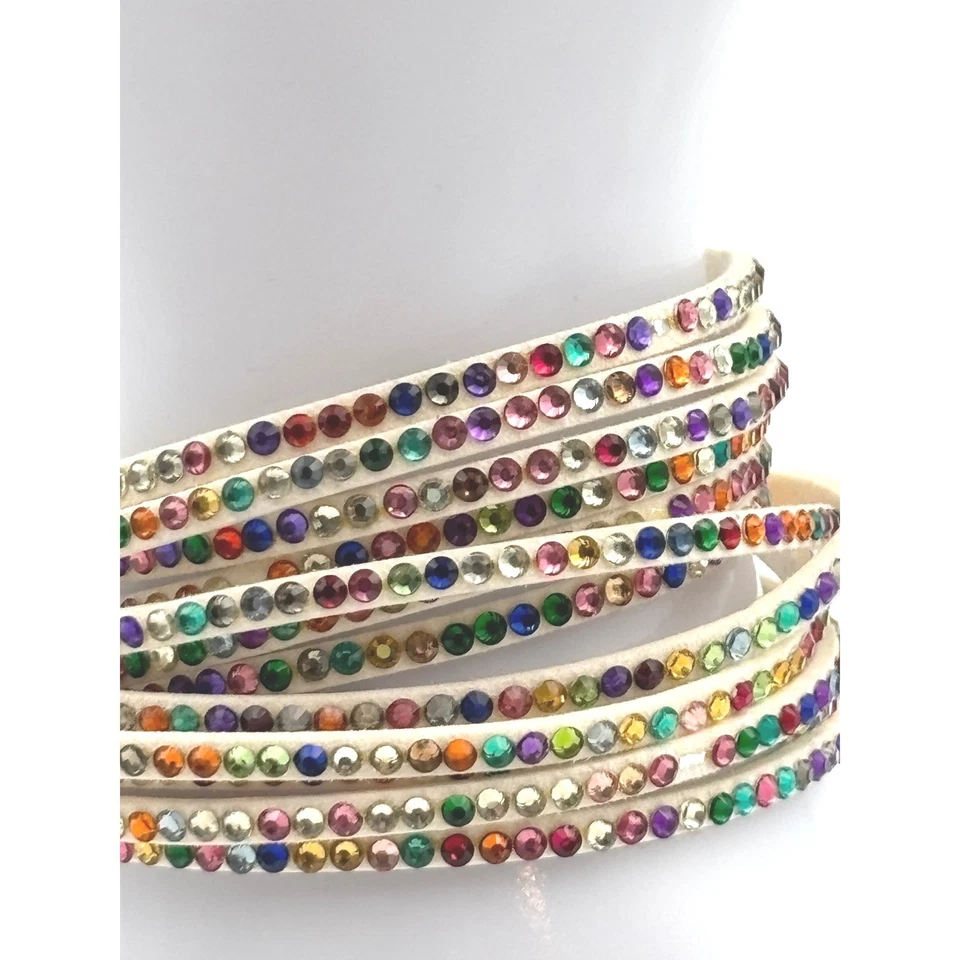 Pulsera envolvente beige multicolor con estrás cierre a presión tachonada Foto 2 de 4