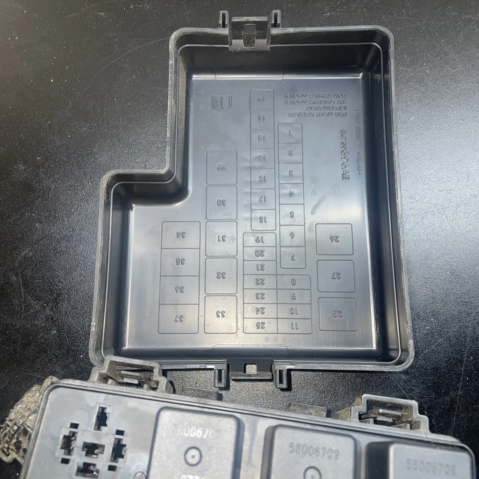 Dodge Stratus 2001-2004 caja de fusibles unión OEM P04608774AD módulo Foto 4 de 4