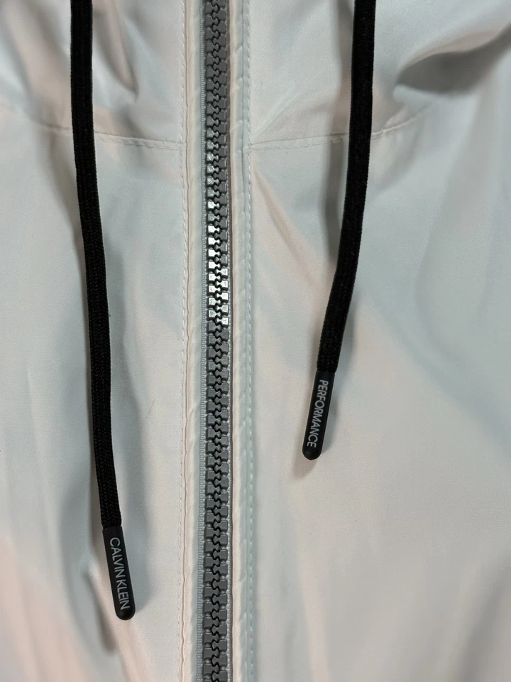 Jaqueta corta-vento Calvin Klein Performance com capuz zíper completo branca tamanho: M em excelente estado usado - Imagem 2 de 4