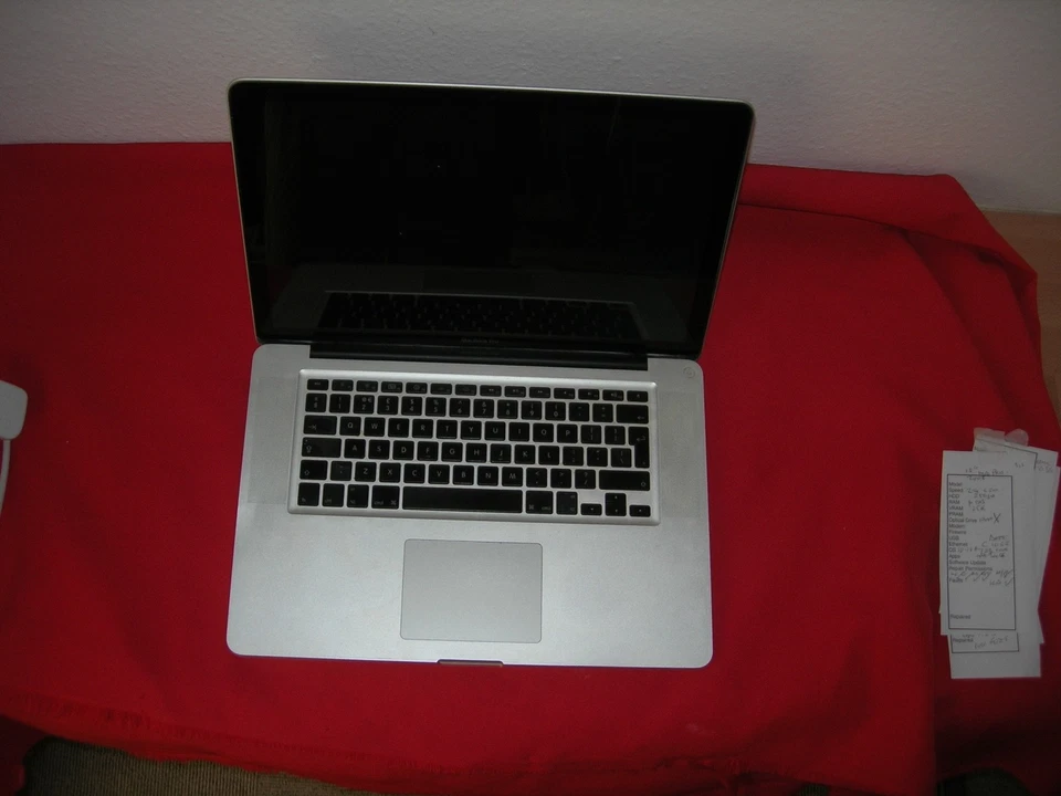 Job Lot of 5 Apple Laptops 17in 15in and 13in 2007 -2011 Faulty not working - Image 3 of 4