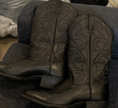 ARIAT Man Booths size 8 excellent condition black color real leather boots Ariat: Men main image 3