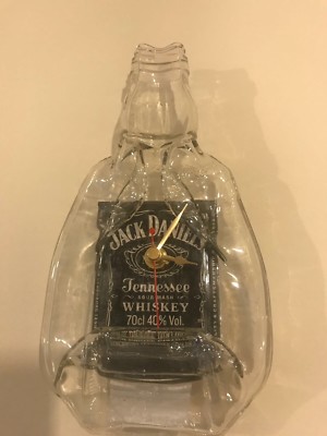 Jack Daniels gequetschte/flache Flasche Wanduhr.