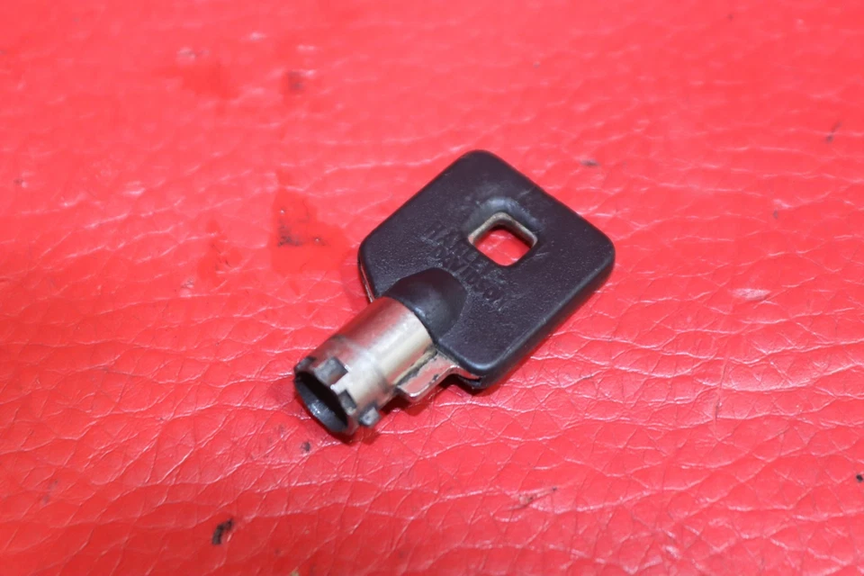 2007 HARLEY-DAVIDSON DYNA LOW RIDER FXDL IGNITION SWITCH STEERING LOCK W OEM KEY Foto 2 de 4