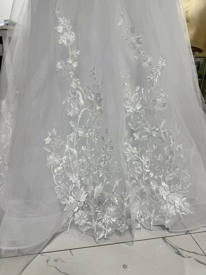 Vestidos de novia clásicos una línea fuera del hombro elegantes vestidos de novia de tren de barrido Foto 3 de 4