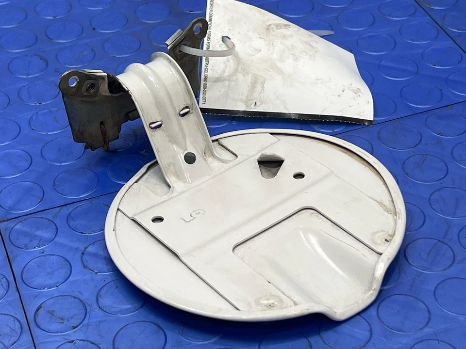 04-12 Chevy Colorado GMC Canyon 5' plataforma puerta de llenado de combustible aleta de gas blanco 50U OEM Foto 4 de 4