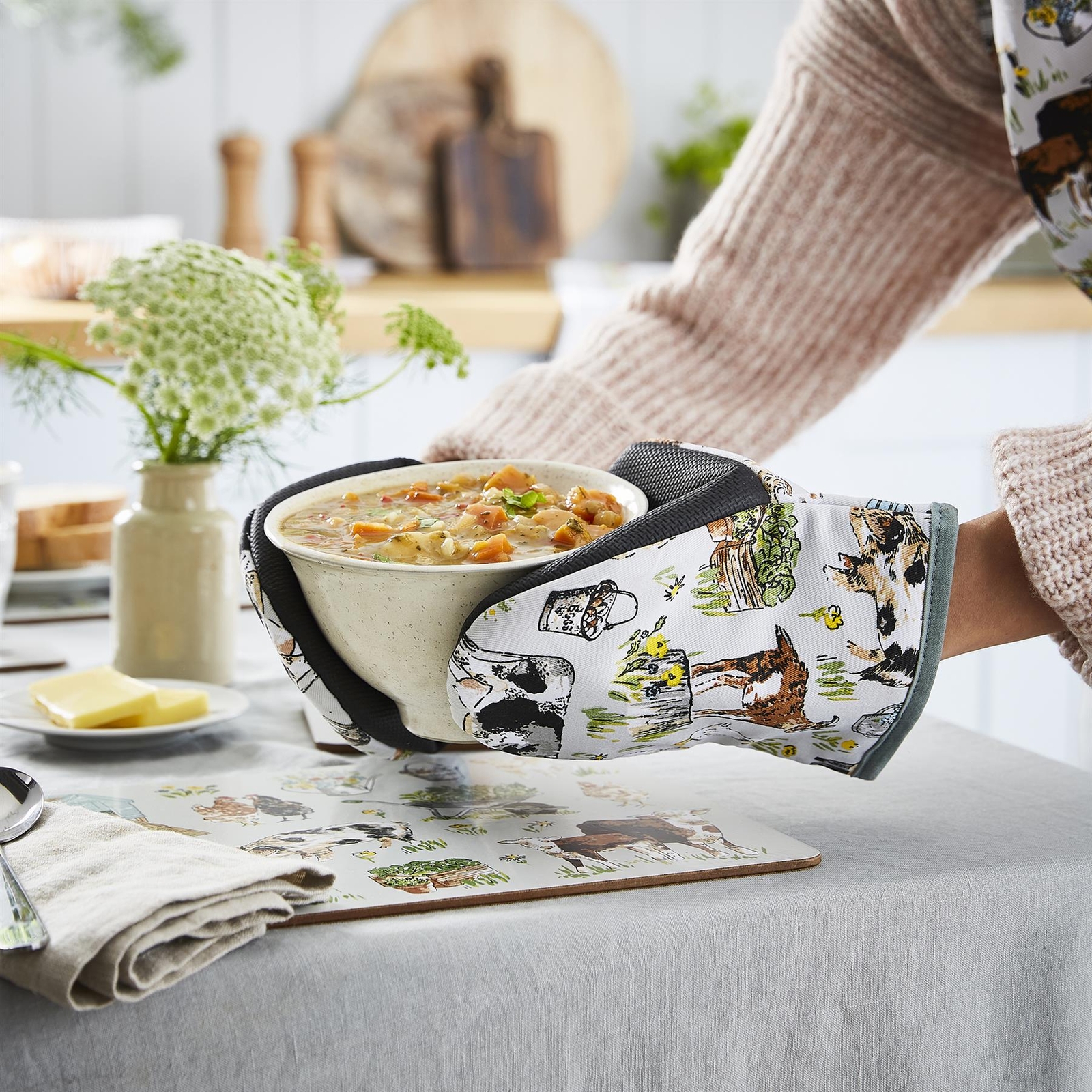 Ulster Weavers - Farm Animals Microwave Oven Mitts (18 x 14.5cm) - 100% Cotton - 1x Pair - Farm Themed Oven Glove Heat Resistant - Washable - Farm Oven Glove w/Sheep, Cow & Pigs - Kitchen Accessories - Image 2