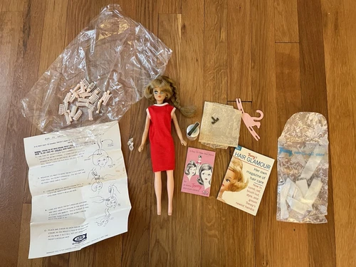 VINTAGE 1960'S AMERICAN CHARACTER TRESSY DOLL WITH KEY & Accessories