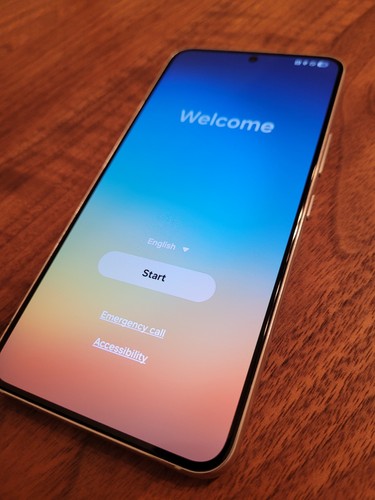 Samsung Galaxy S22 white 128GB 5G SM-S901U1. Random reboots