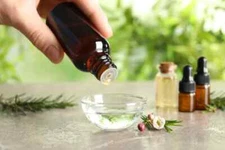 Tea Tree Essential Oil, 15ml Bottle, Natural Aromatherapy Oil for Disinfecting a