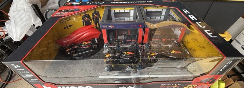 Burago 1:43 Formula 1 Racing Paddock Oracle - Red Bull New