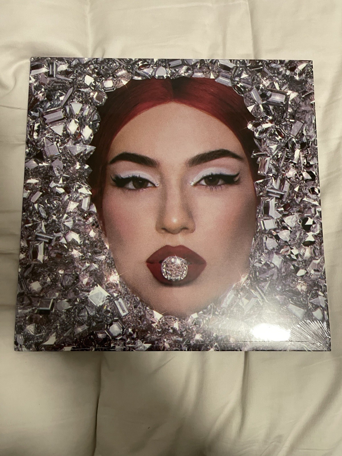 Vinilo de hielo negro firmado por Ava Max envuelto en Spotify exclusivo