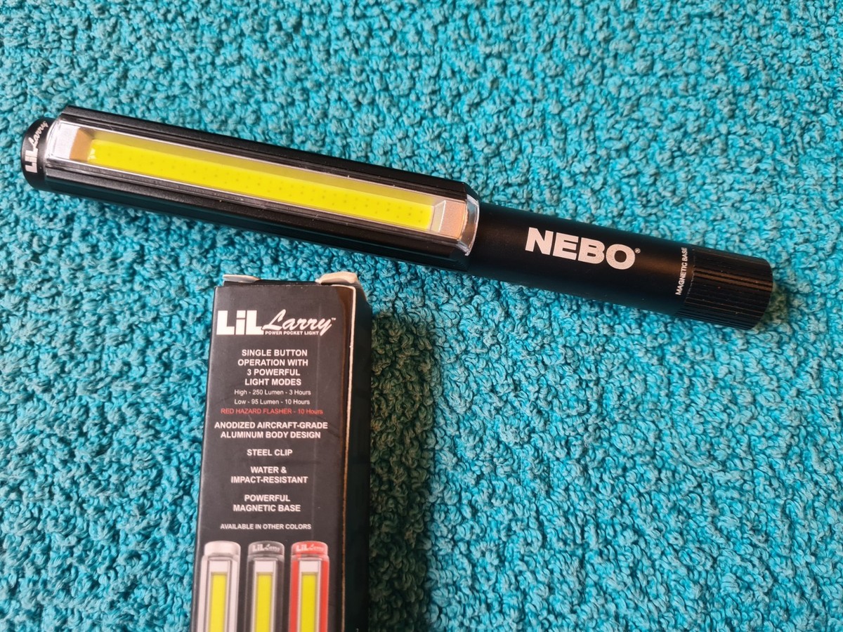 Nebo - 15372 Lil Larry Flash/Work Lumière nb6373, aluminium, Rouge, 15 x 2 x 2 cm, Compacte et Portable, 250 Lumens lumière puissante, Robuste et Durable - NB6373