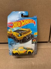 Mattel Hot Wheels 2005 Ford Mustang HW Dream Garage GHC22