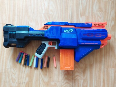 Nerf N-Strike Elite Infinus inkl. 12 Darts, automatisches Laden, 12er Magazin
