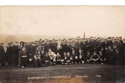 POSTKARTE BOURNEMOUTH GAS TEAM V PORTSMOUTH GAS TEAM SPIELER & MENGE 1914 RPPC
