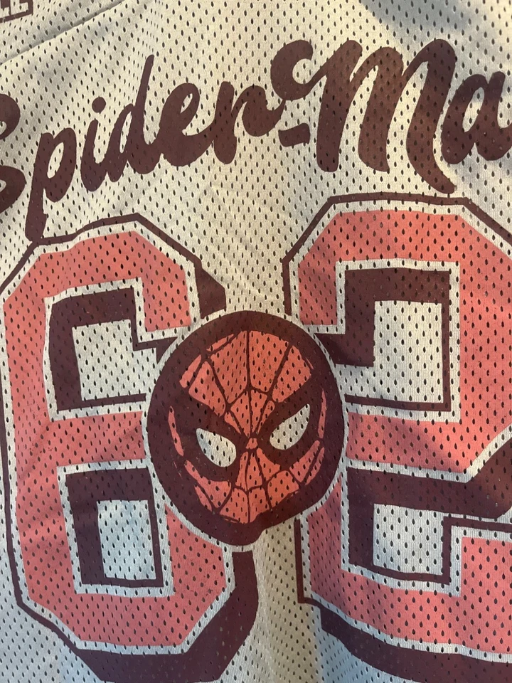 Camiseta Jersey Marvel Spider-Man 62 Gráfico Malla M Granate y Blanco Foto 3 de 4