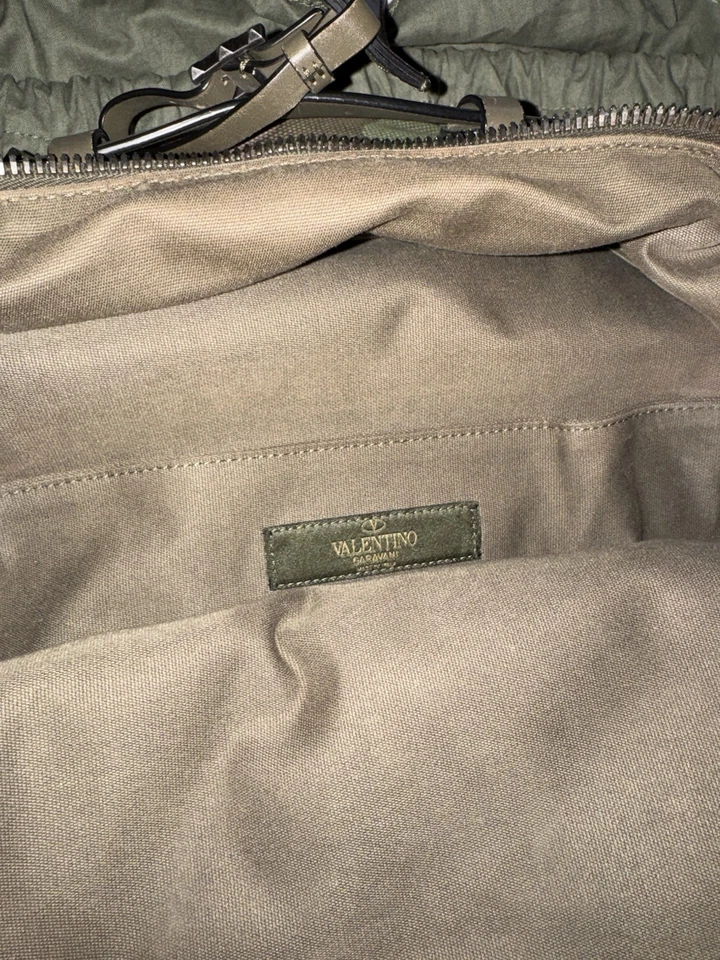 Mochila Valentino Rockstud Panther Estampada Camuflada Lona Cuero Foto 4 de 4