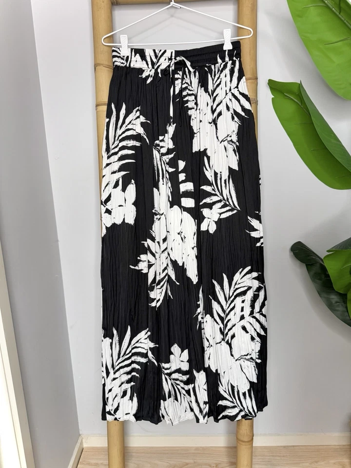 Witchery Black / White Floral Print Wide Leg Pants Women’s Size 6-8  - image 4 of 4