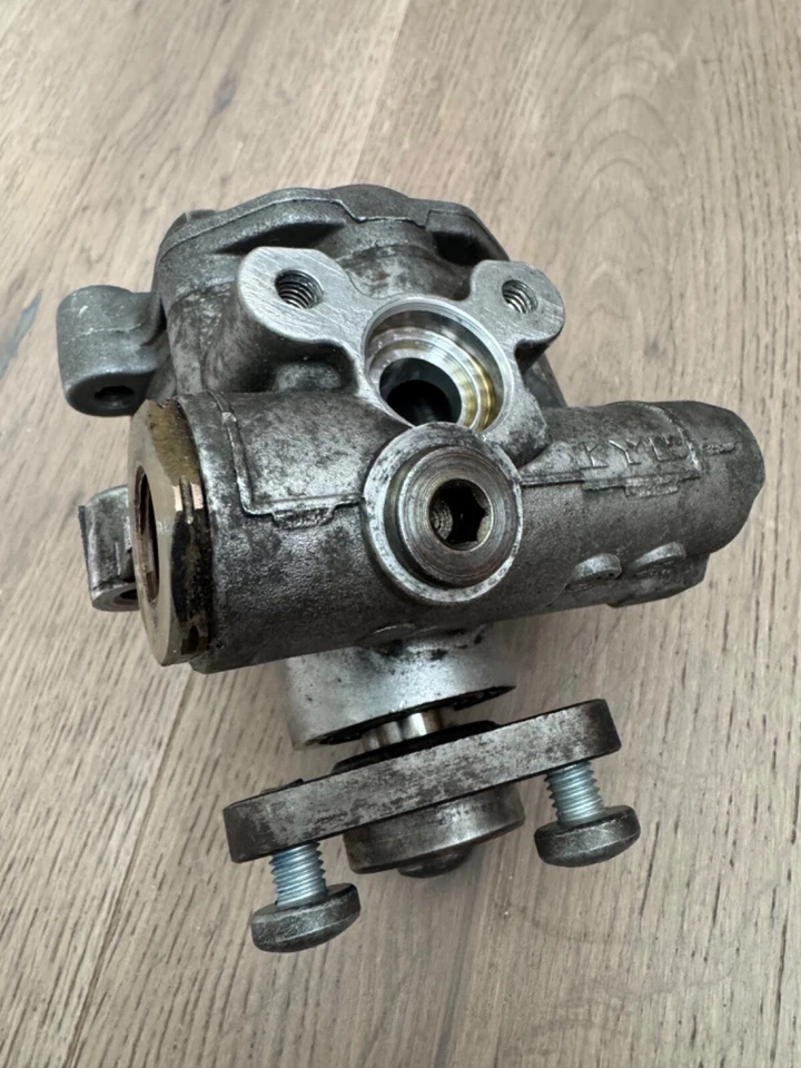 2003-06 Porsche Cayenne S Turbo 4.5 V8 power steering pump w Gates rebuild kit - Image 2 of 4