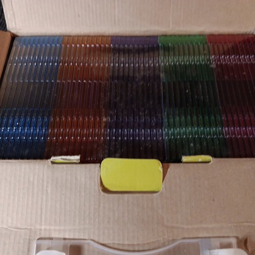 Staples 5mm Slim Jewel Cases 100/Pack. 50 clear + 50 assorted colors disc cases - Picture 5 of 6