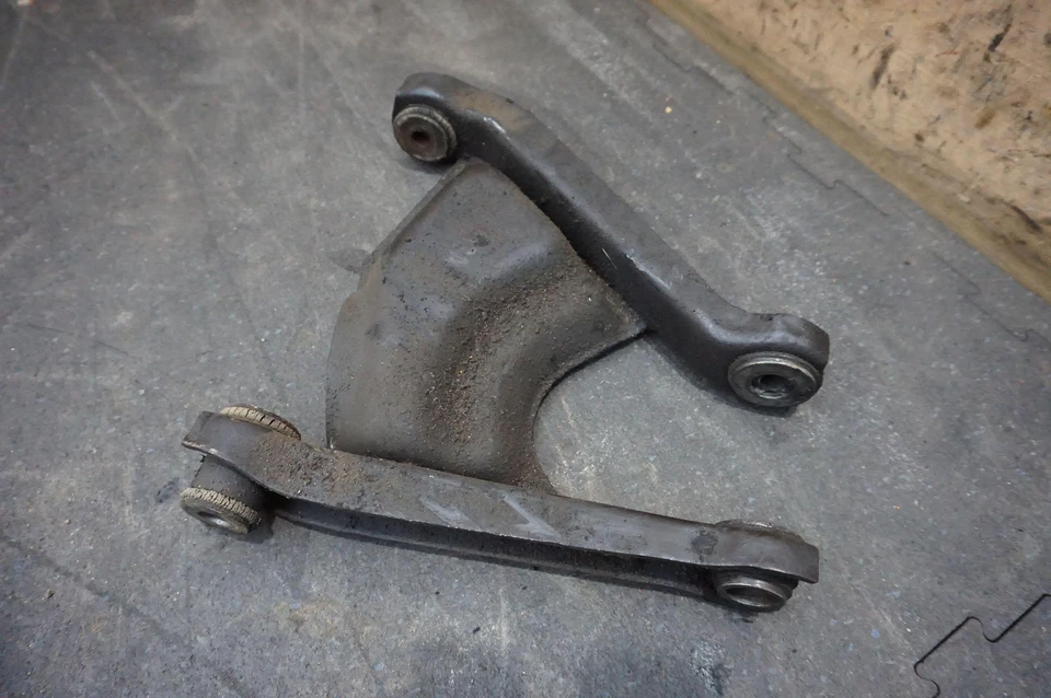 Brazo de palanca de control de suspensión superior lateral izquierdo trasero 104422 Ferrari 308 GTSi 1980 Foto 2 de 4