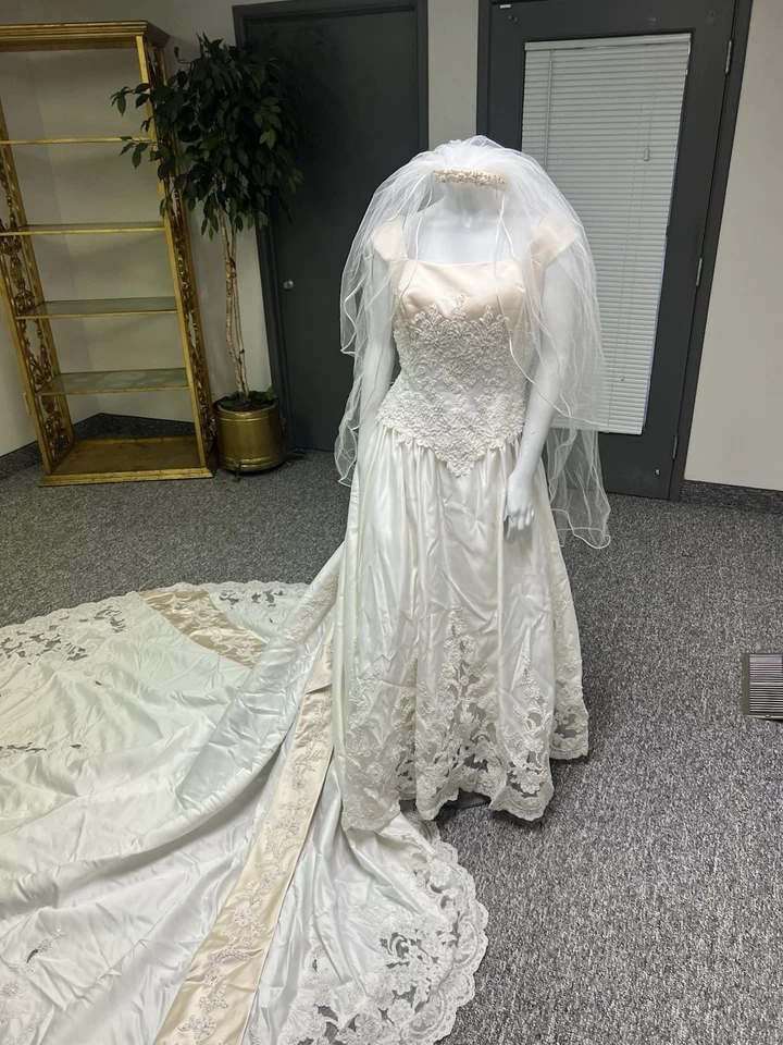 Vestido de novia preservado montaje personalizado por Mon Cheri con cuentas talla 18 Foto 3 de 4