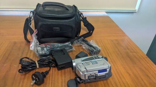 HITACHI DZ-GX5060SW  DVDCAM VIDEO CAMERA RECORDER working charger  battery M - Picture 1 of 20