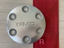 #R 2004 - 2008 GMC Canyon  Silver OEM Center Cap 9593984