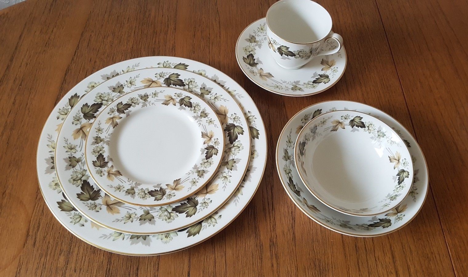 Elegant Royal Doulton 'Larchmont' china Dinner, Supper & Tea set great