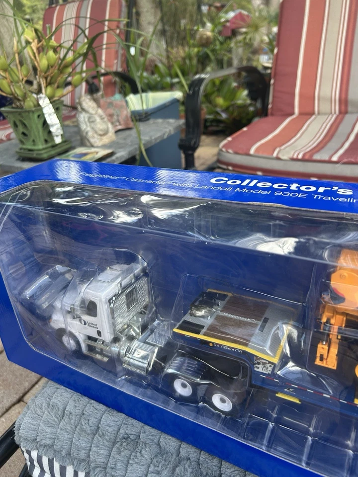 First Gear United Rentals Collector's Series XVIII Freightliner cabina y remolque Foto 2 de 4