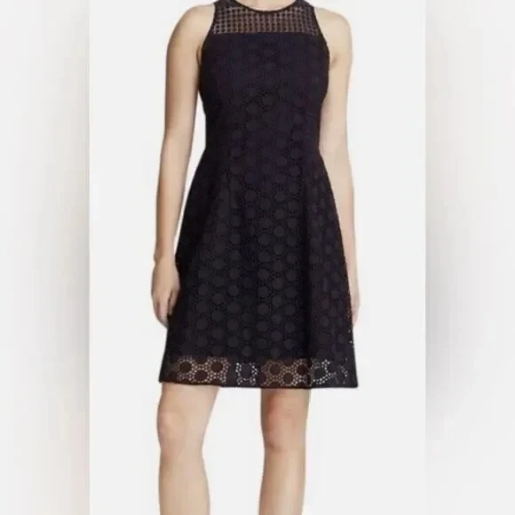 Abito nuovo con etichette Tory Burch Hallie occhielli 0 00 XS cotone $395 blu navy pizzo aderente svasato